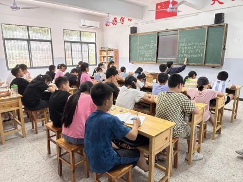 每当看到学生学习到新知识时眼中流露出的开心，自己完成了人类灵魂工程的工作，心里的满足感油然而生。