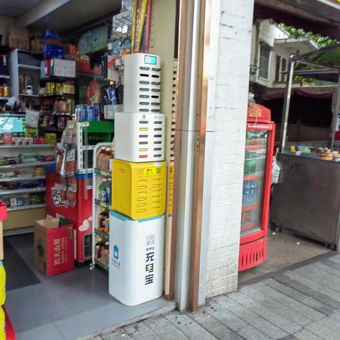 便利店门口的共享充电宝 曾思怡/摄
