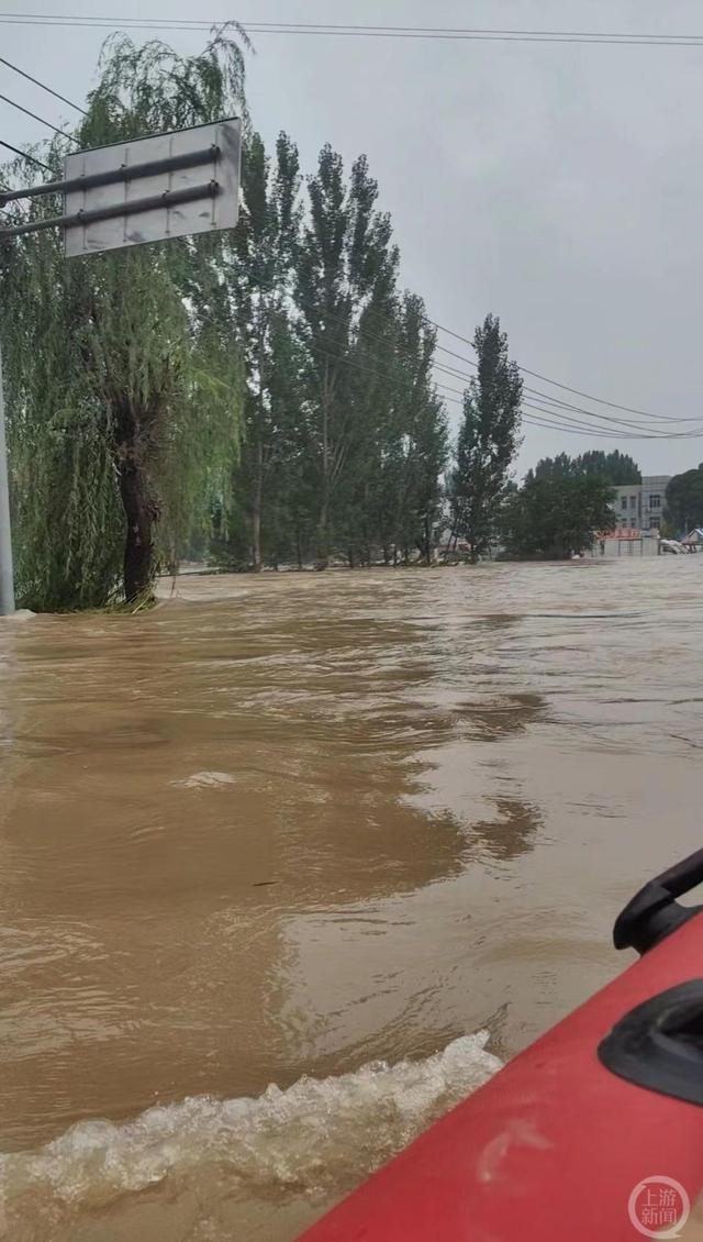 ▲8月2日下午，记者乘冲锋舟过急流时水势汹涌。 图片来源/上游新闻记者 张锦
