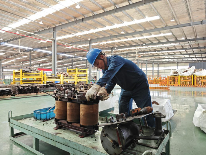 变压器拆解工作现场。通讯员 王开才 摄