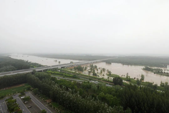 2023年8月1日早晨，河北廊坊，受到台风“杜苏芮”北上的影响，永定河上游突发洪水，永定河大桥桥下水位线已接近河堤。（视觉中国|供图）