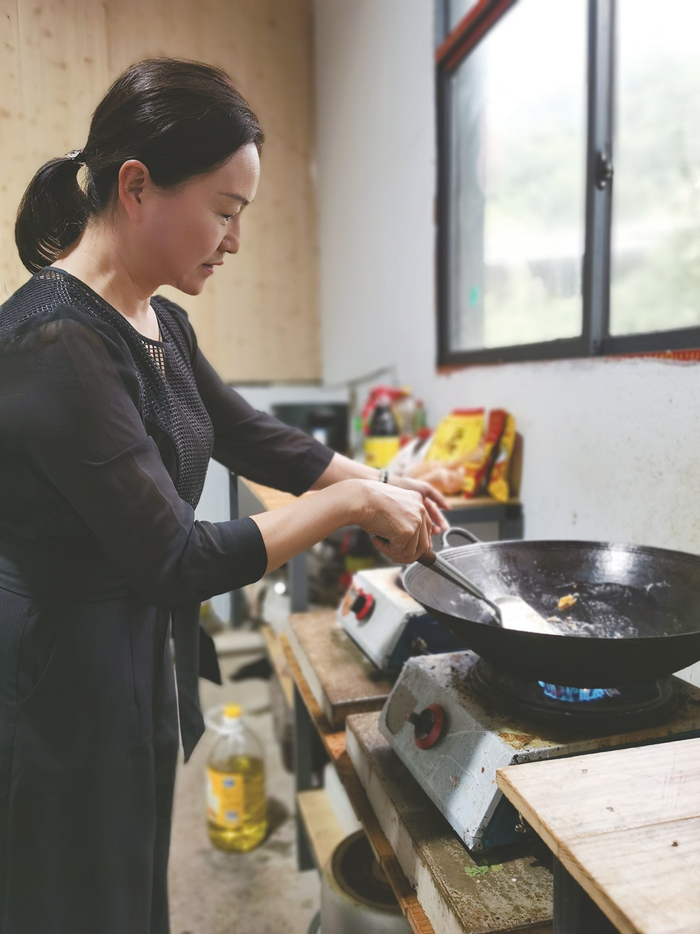     ◀热爱美食的田恬学会了不少南宁的特色美食（受访者供图）