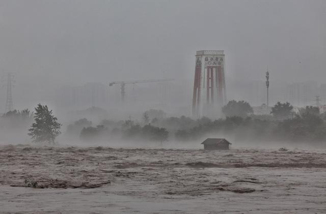 8月1日上午，门头沟区，永定河河水湍急。新京报记者 陶冉 摄