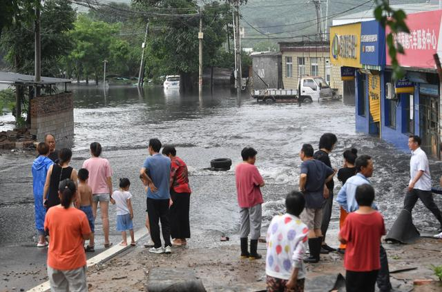 8月1日下午，房山的万佛堂村附近，路上积水严重已无法通行。新京报记者 王贵彬 摄
