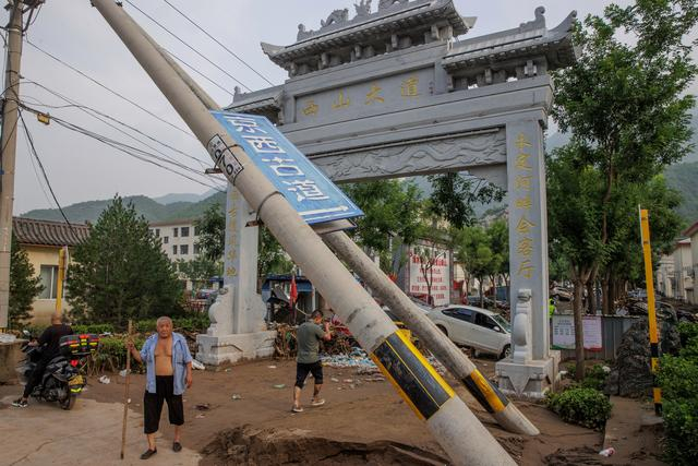 8月2日，门头沟水峪嘴村电线杆倾斜。新京报记者王子诚 摄