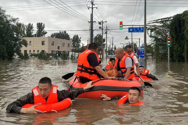 7月31日，房山区大于路，武警北京总队官兵正在转移群众。图源：武警北京总队