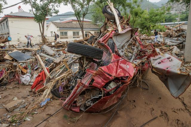 8月2日，门头沟水峪嘴村的积水相比于前几日明显退去，车辆堆积在路上。新京报记者 王子诚 摄