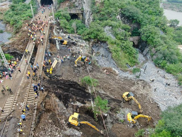 8月2日，门头沟水峪嘴村附近铁路损坏，施工队伍正在抓紧抢修。新京报记者 王子诚 摄