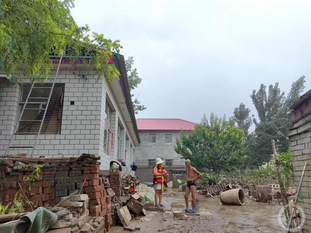 ▲8月3日中午，志愿者正在劝说家有患者的七旬老人撤离。 图片来源/上游新闻记者 张锦