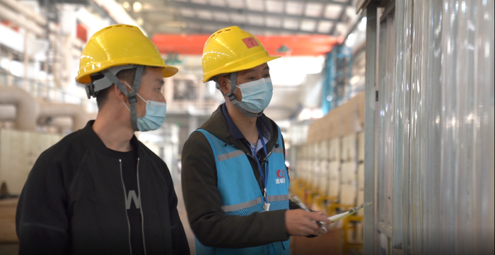 清城区石角镇产业园区，基层网格员正在企业走访排查。清远日报记者 江元威 摄