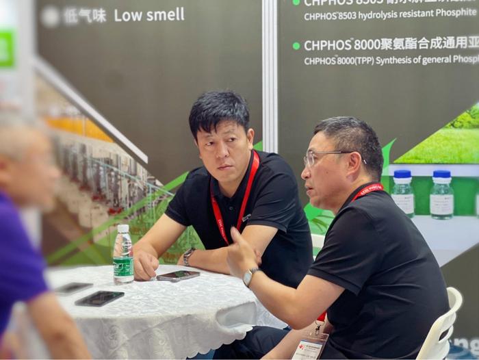 昌和化学副总经理吴弋凯向客户介绍面向聚氨酯行业的解决方案