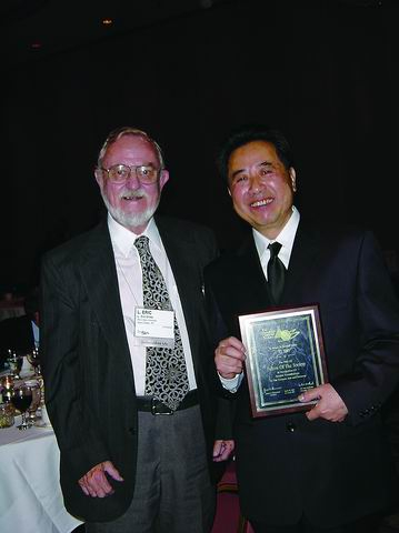 ▲2002年5月，姚熹当选为美国陶瓷学会会士，赴美参加美国陶瓷学会年会，出席授证仪式。会后姚熹（右）与导师克劳斯合影。