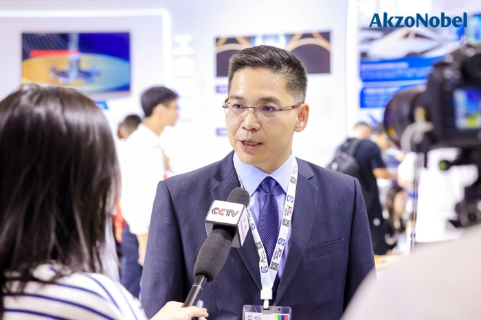 阿克苏诺贝尔中国及北亚区总裁郭振华在展馆现场接受媒体采访
