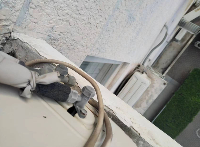 前段时间，近40摄氏度的天，杨师傅绑着安全带，在高楼检查空调外机的接口和螺丝。