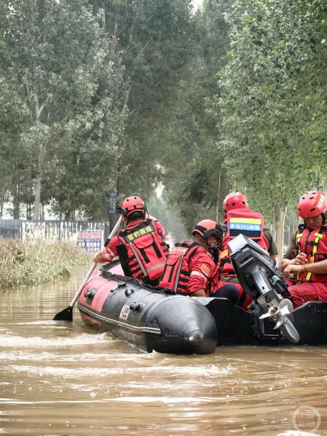 ▲8月3日中午，来自山东莱芜的三支救援队出发进村营救群众。 图片来源/上游新闻记者 张锦
