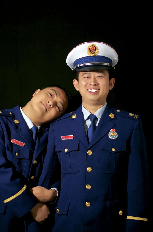 冯振昂着头、咧着嘴，战友苏晨阳大笑着将头靠在他的肩膀上。图源：海淀区消防救援支队