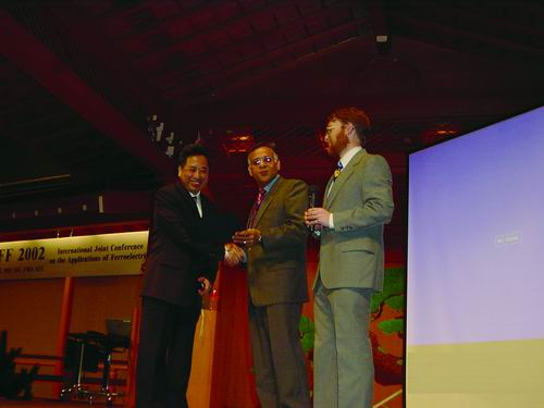 ▲2002年5月，姚熹（左一）赴日参加国际铁电学应用会议，接受美国IEEE颁发铁电学成就奖。