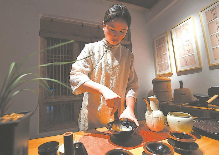 宋式点茶技艺展示     本报记者 游庆辉 通讯员 魏永青 摄