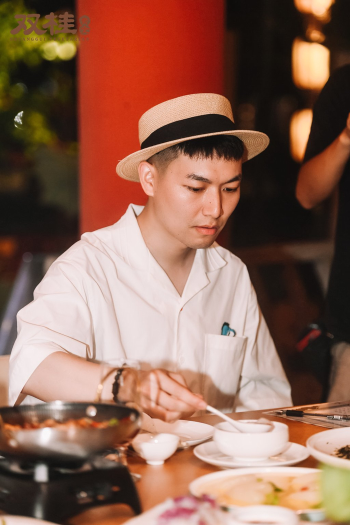 网络达人“叶大喵”品尝菜品。活动主办方供图 华龙网发