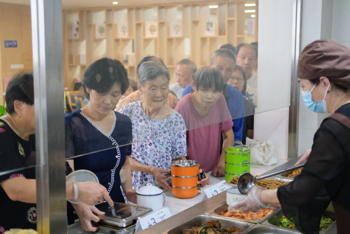 杭州市西湖区北山街道幸福餐厅，居民在排队点餐。秦宇杭 摄