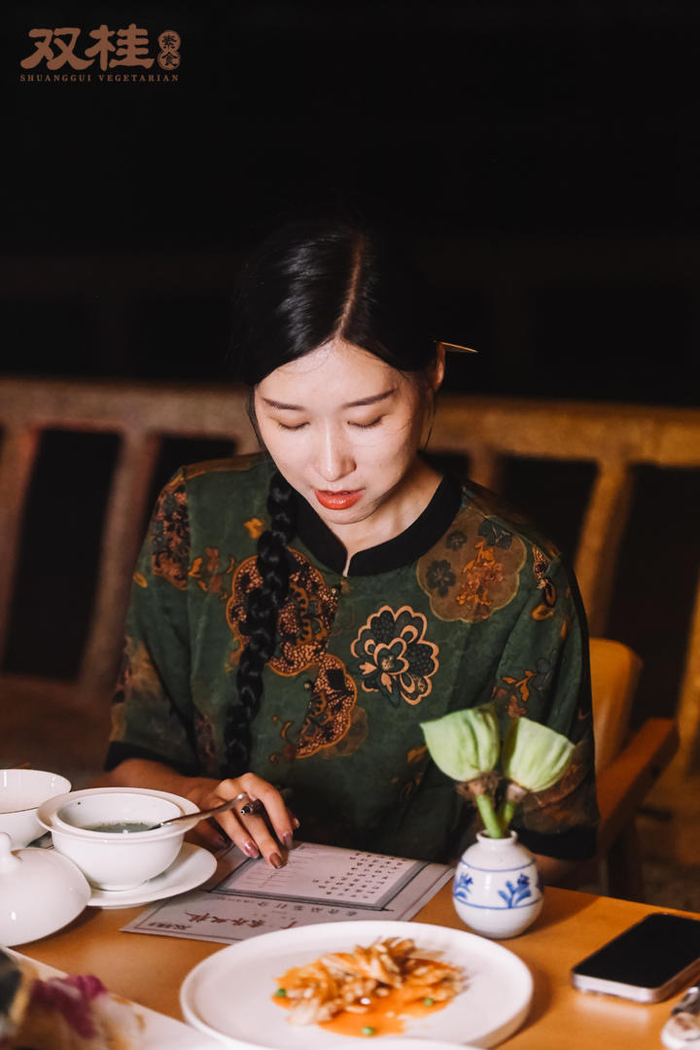 网络达人“雾梨子”在为菜品打分。活动主办方供图 华龙网发