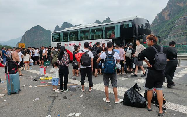 8月2日中午12点，李峰乘坐大巴前往涞水县城。受访者供图