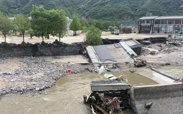 8月5日，郭鹏返回松树口村，拒马河上一座桥被洪水冲塌。受访者供图