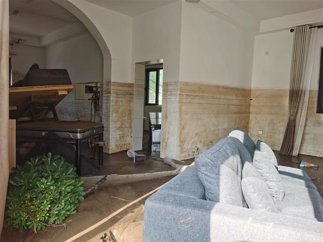 李万平今年刚刚投资30万元装修好的民宿在洪水中毁于一旦。雷册渊 摄