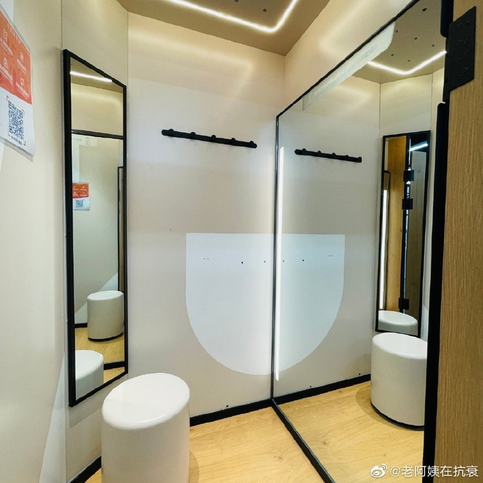 迪卡侬试衣间，图源：微博@老阿姨在抗衰，已获授权