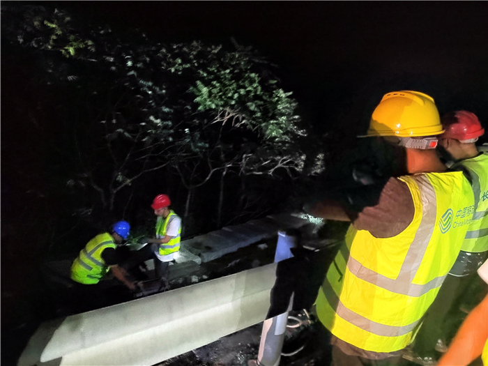 图为通过人台发电机的方式，8月3日11点30分，野三坡基站成功抢通通信。