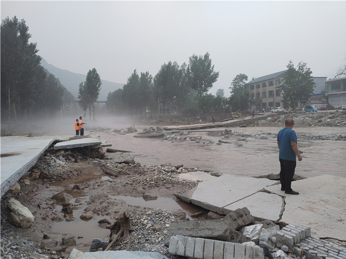 图为通过查找线路断点，8月3日19点10分，拒马河宋各庄段跨河光缆完成布放。