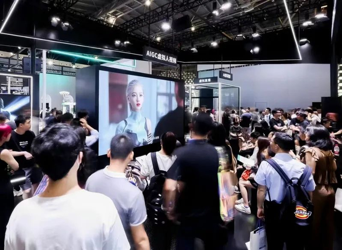 观众观看AIGC虚拟人视频。  魔珐科技 供图