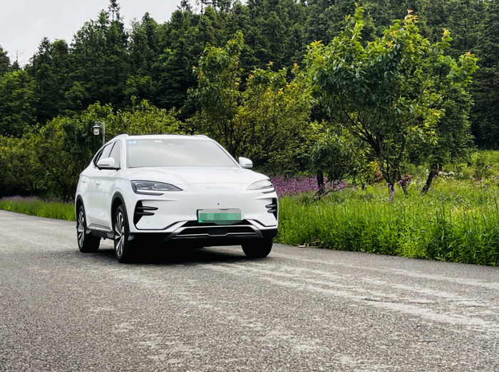 宋PLUS EV冠军版行驶在路上。 华龙网-新重庆客户端 许川摄