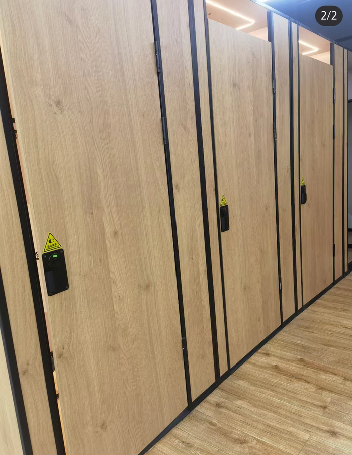 下面留宽缝，消费者也可以从地板上的影子等判断，里面是否有人。图为迪卡侬的试衣间|图源：小红书@豆酱，已获授权