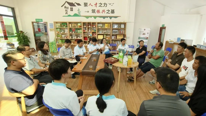 7月18日，连州市丰阳镇人才驿站举办研讨交流会，邀请中山大学生命科学学院师生对马蹄产业项目进行调研交流。