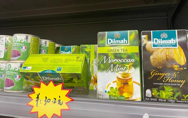 家乐福双井店内，过期食品仍摆在货架上。新京报记者 于桂桂 摄