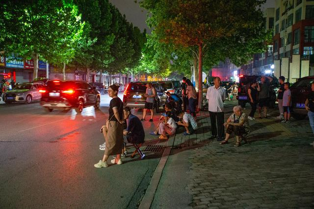 8月6日凌晨，山东德州发生地震后，市民在室外避险 图源：视觉中国
