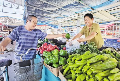     8月5日，市民在涿州市冠云路便民市场选购新鲜蔬菜。河北日报记者 张 昊摄