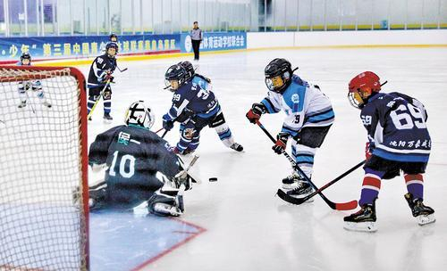     7月18日至7月25日，第三届中国青少年冰球联赛秦皇岛赛区比赛在秦旅冠军冰场进行。图为比赛现场。 河北日报通讯员 曹建雄摄