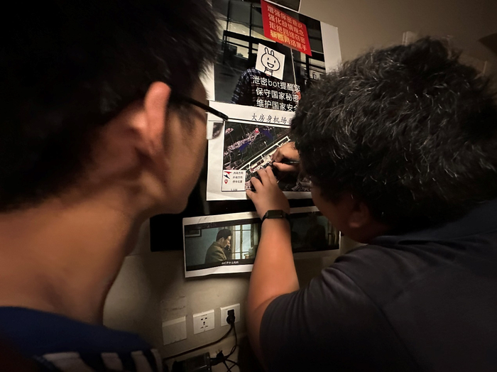 航空摄影爱好者们正在研究拍摄飞行表演的最佳位置