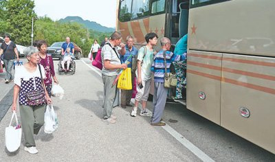 　　人员安置 　　8月5日，北京房山区青龙湖镇口头村村民在安置点登上接他们回家的大巴车。　　新华社记者 张晨霖摄