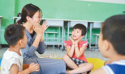 　　人员安置　　8月5日，河北献县段村镇段村中学安置点，志愿者在带领小朋友做游戏。　　本报记者 陈 斌摄