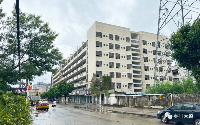 ▲东北角连体建筑此前冷冷清清（2021年10月摄）