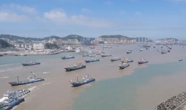 图说：舟山嵊泗渔船扬帆出海。林家豪 摄