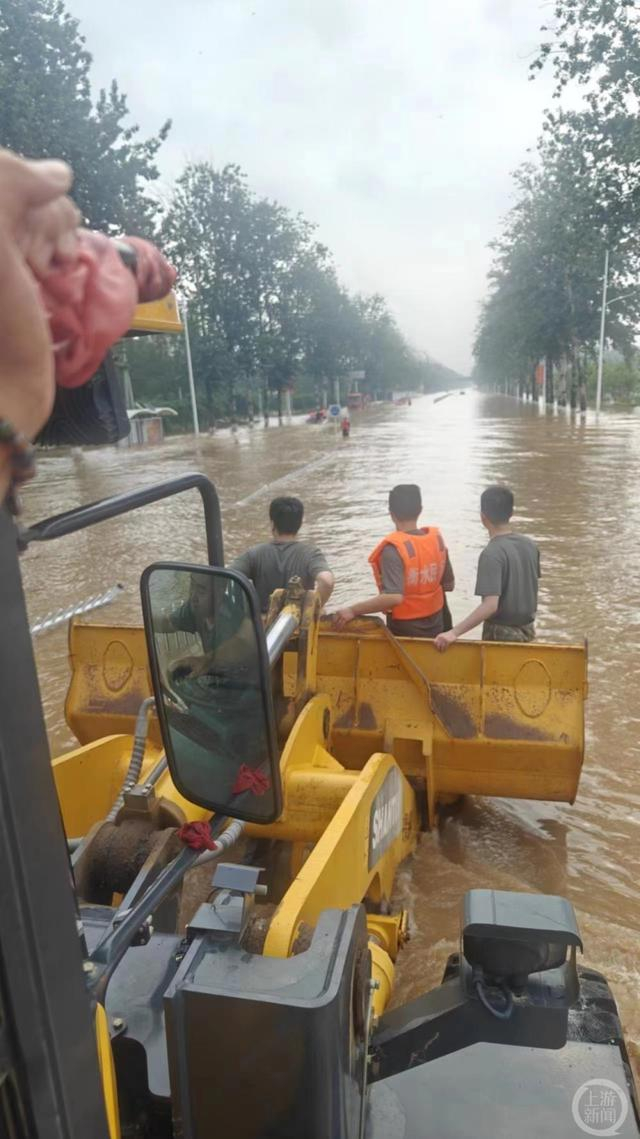 ▲8月2日，岳旭在码头镇“安全岛”摆渡村民的现场。 图片来源/受访者供图