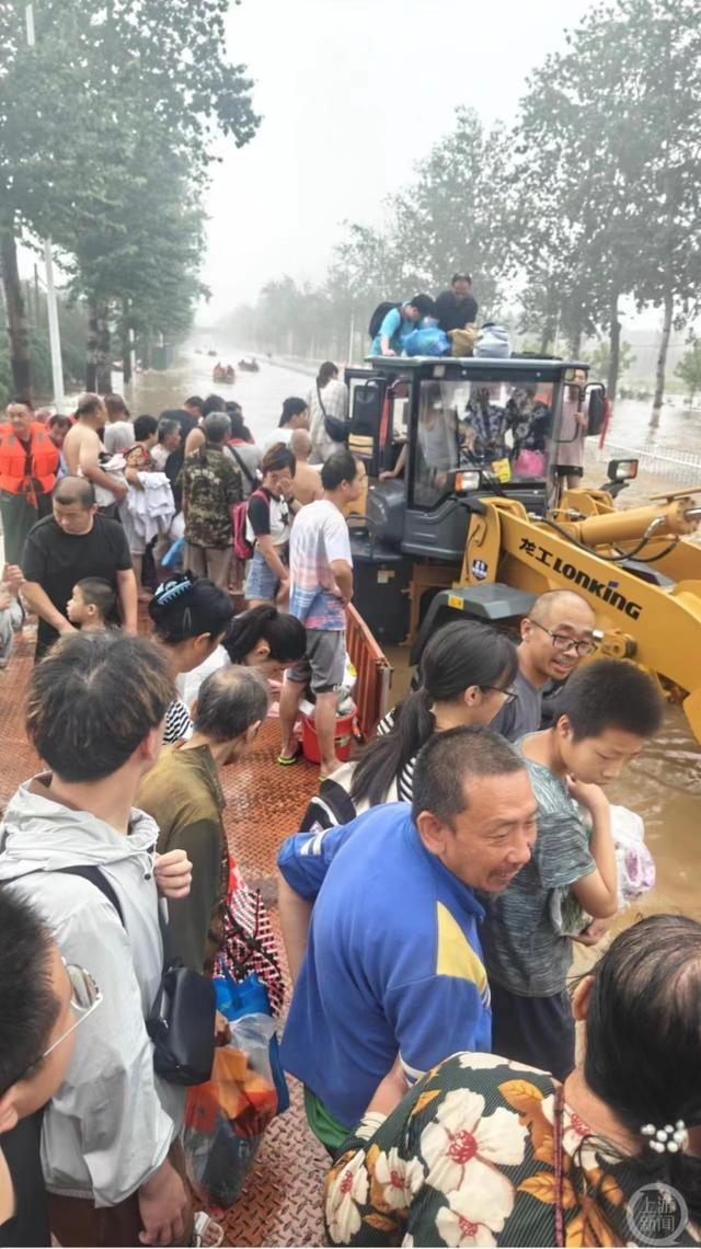 ▲8月2日，岳旭在码头镇“安全岛”摆渡村民的现场。 图片来源/受访者供图
