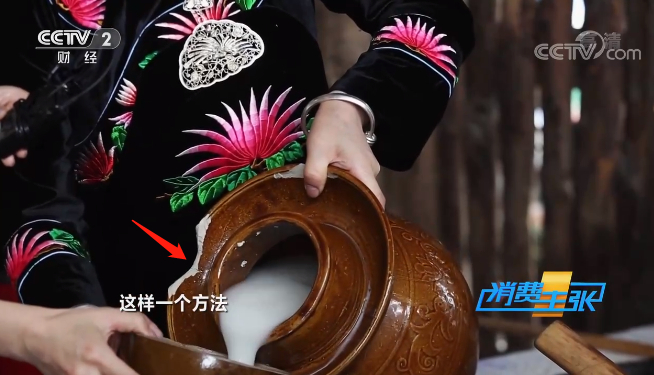 坛子边沿这样两处大小不一的豁口，实则是为了更方便地倾倒酸汤。