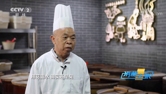 图为长沙火宫殿臭豆腐第三代传承人何谷良