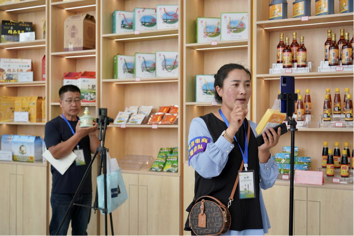 巴林右旗电商运营中心的主播们正在直播
