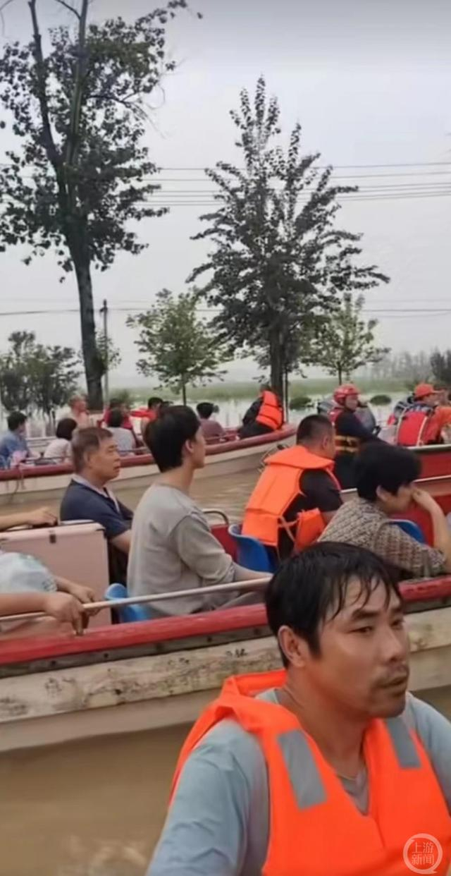 ▲8月2日，岳建设在白洋淀游船上靠近“安全岛”位置，右下男子为岳建设。 图片来源/抖音荷塘家宴农家院官方账号视频截图